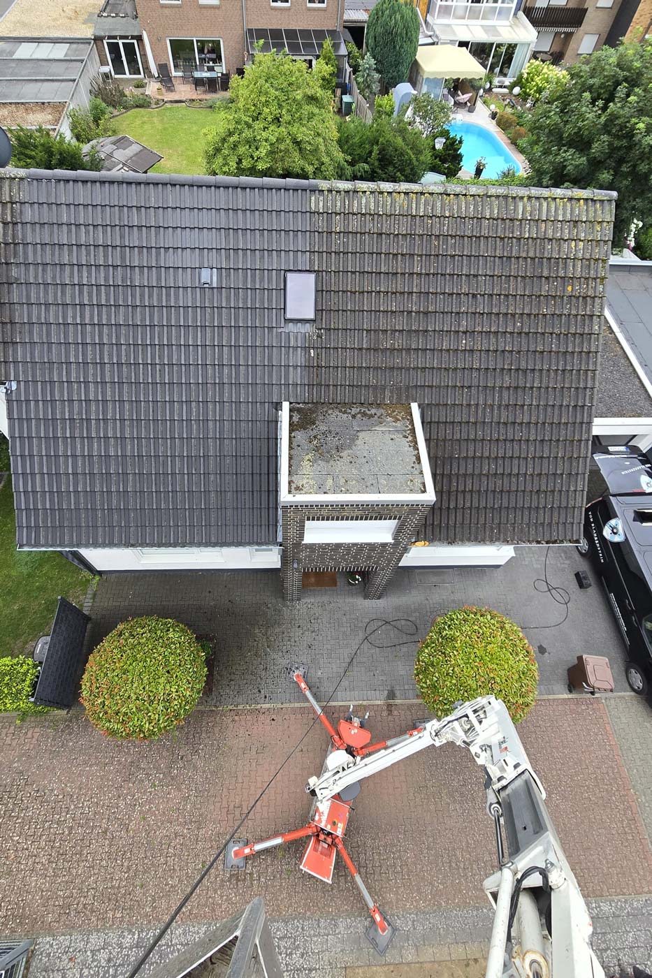 Dachreinigung: links gereinigt, rechts nicht gereinigt