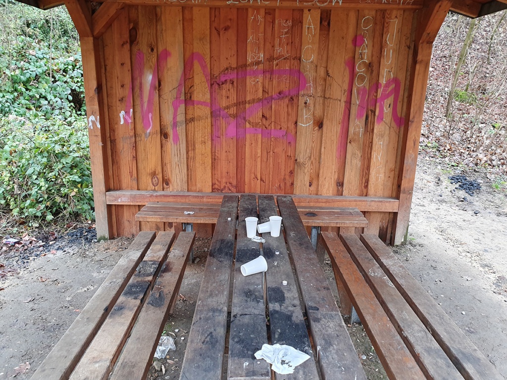 Graffiti-Entfernung auf Holz (vorher)