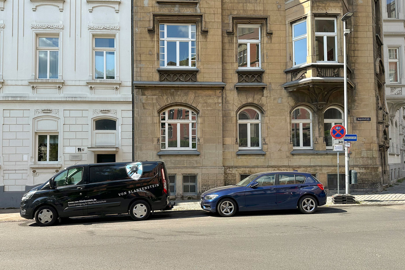 Mit Graffiti beschmierte Fassade nach unserer Graffitientfernung