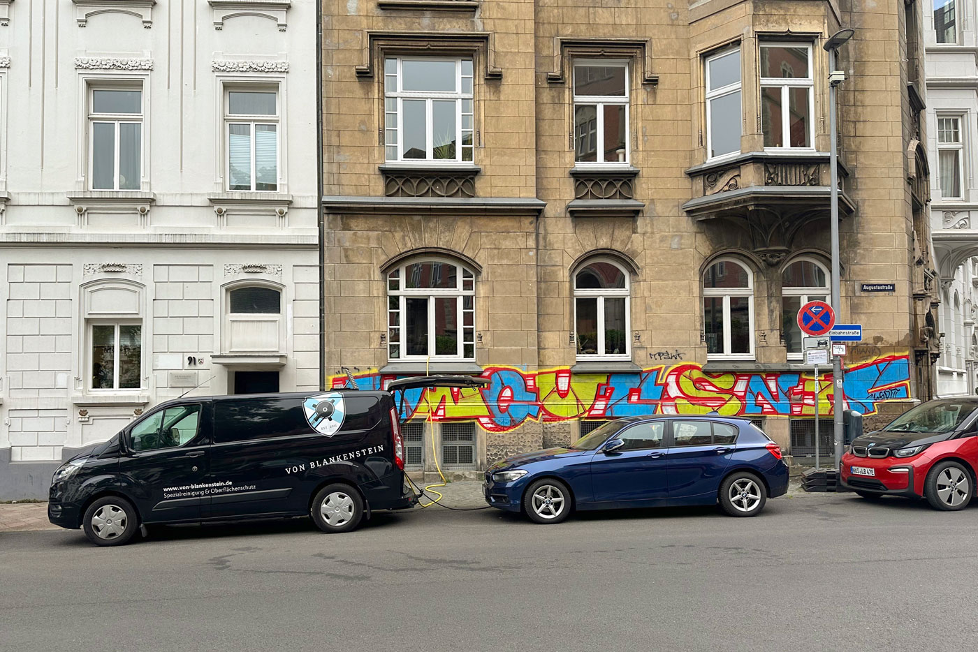 Mit Graffiti beschmierte Fassade vor unserer Graffitientfernung