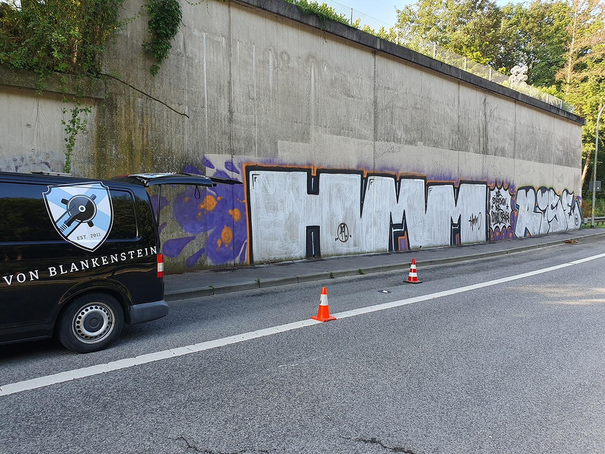 Graffiti vor der Entfernung