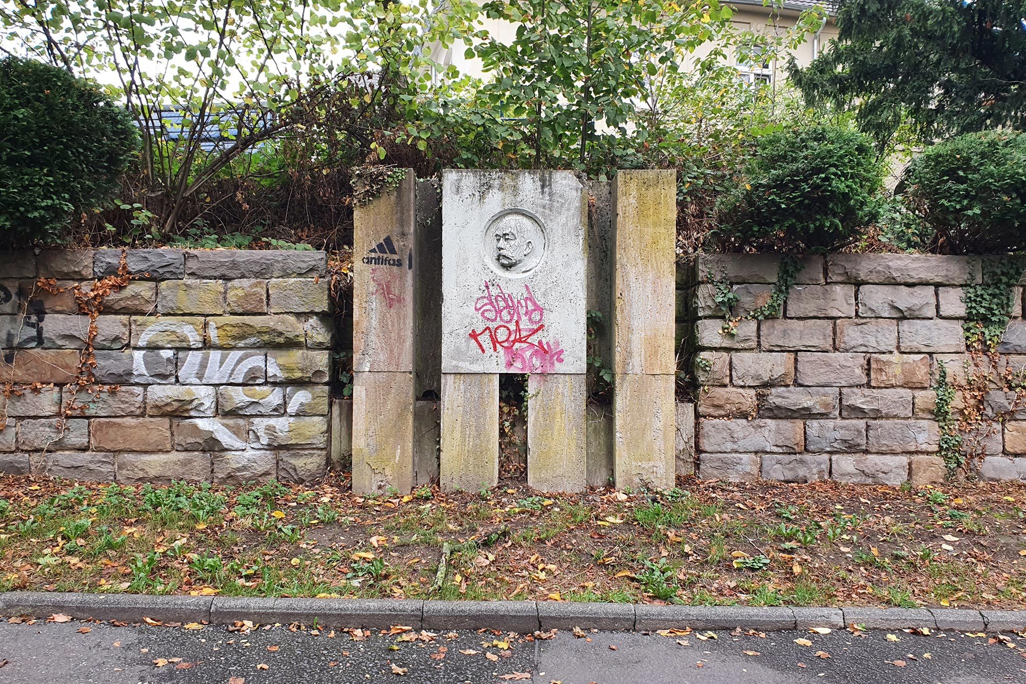 Graffitientfernung an einem Denkmal (vorher)