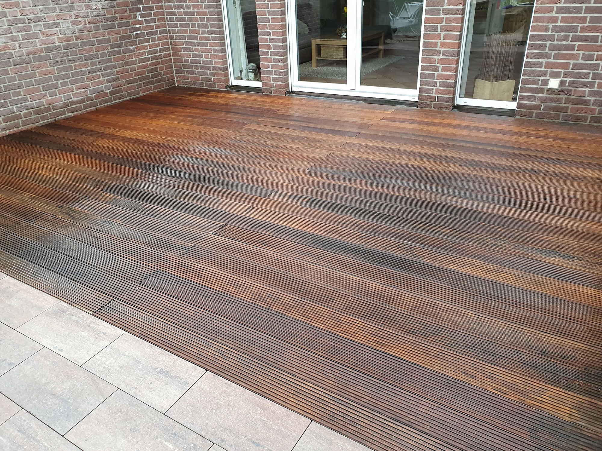 Holzterrasse reinigen lassen in NRW - schonend und grndlich
