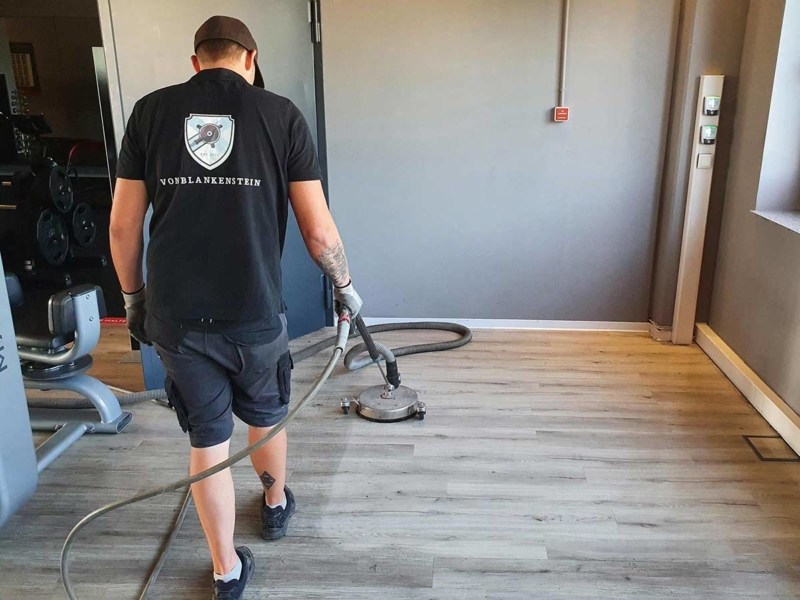 Unsere Technik Pflastersteine reinigen mit spezieller Maschine