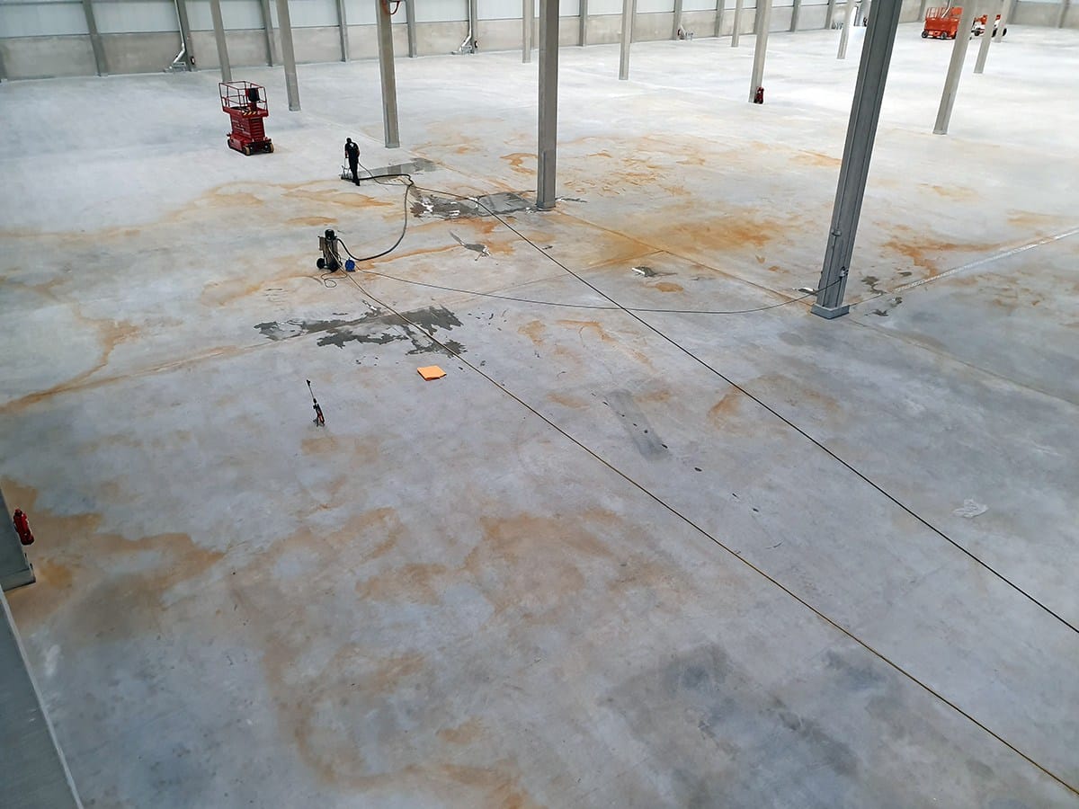 Industriehalle mit Rostflecken: vorher