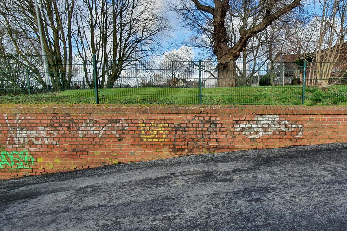 Mauer vor Reinigung