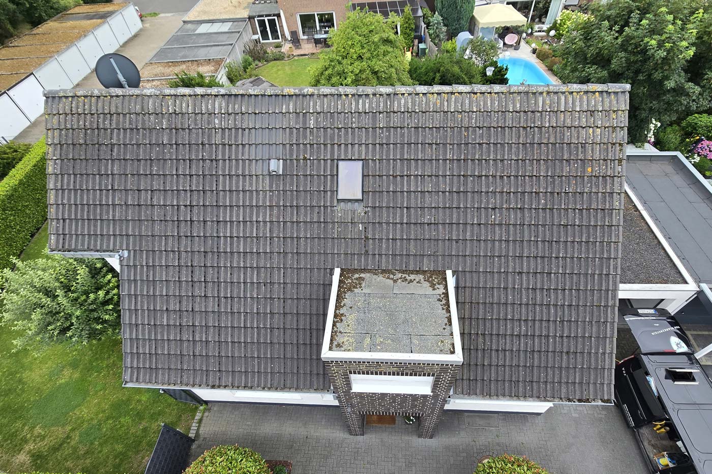 Schmutziges Dach vor der Dachreinigung