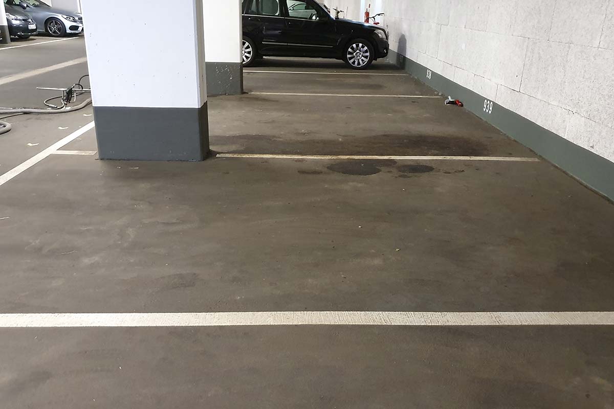 Tiefgarage mit Ölflecken vorher